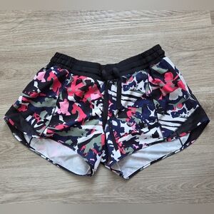 Lululemon Women's Hotty Hot Short Pop Cut Boom Juice Multi / Black Size 8